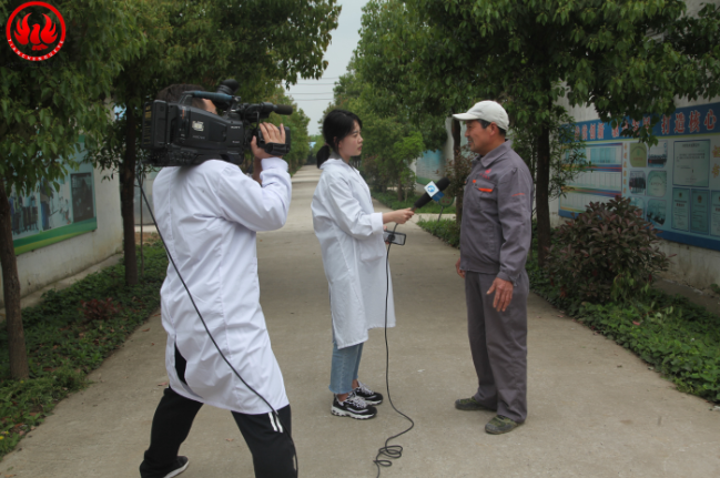 媒体采访天成鸽业肉鸽养殖场员工