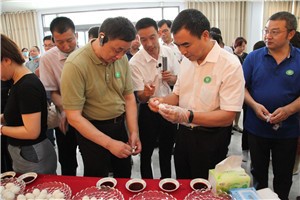 河南省全国绿色食品原料标准化生产基地创建现场会领导莅临天成鸽业科技产业园参观
