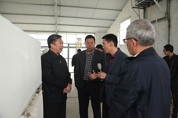 河南省供销社总社党组成员、监事会主任王建民调研天成鸽业时称“这家企业很有规模。